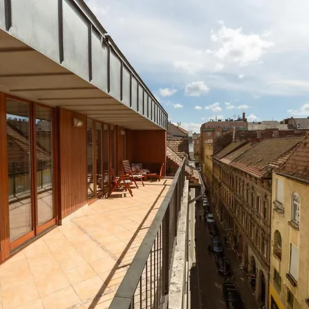 Апартаменты Sunny Penthouse Front Of Szimpla Kert *
