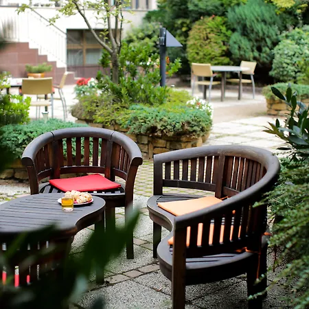 Apartahotel Adina 4*