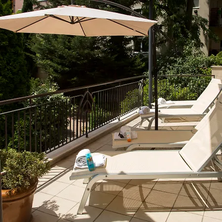 Apartahotel Adina 4*