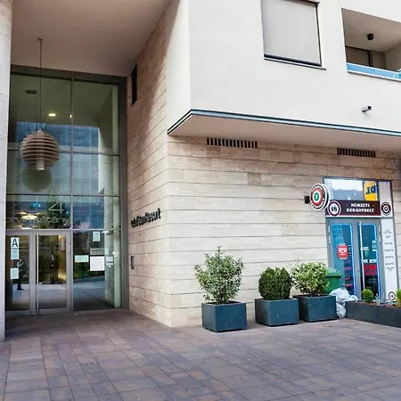 Urban Corvin - Ac & Metro Access Apartment