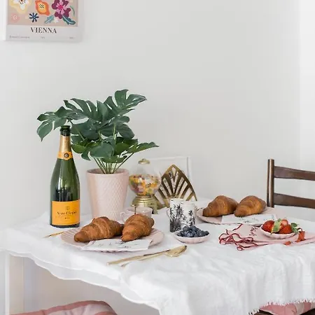 Urban Corvin - Ac & Metro Access Apartment