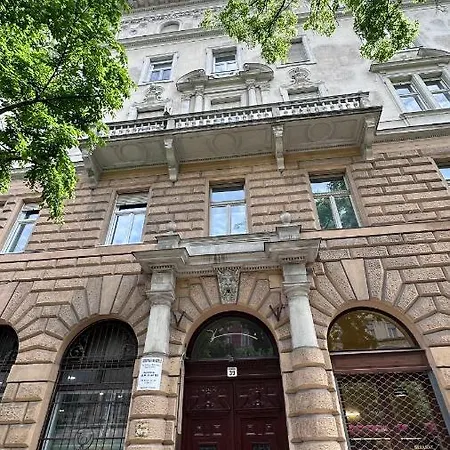 Ferenc Apartment *