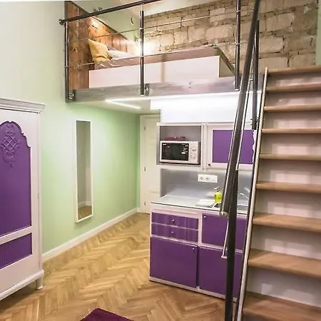 Economy Hollo Budapest