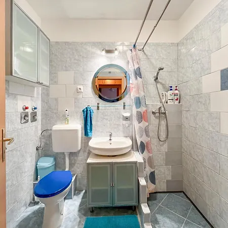 Lovely - Free Parking Apartment