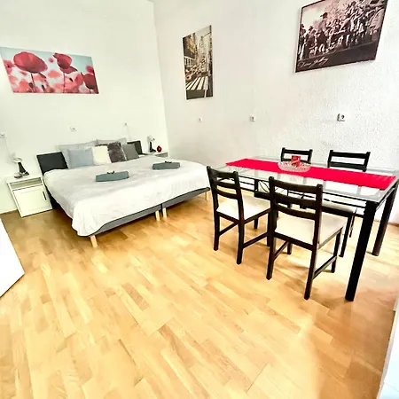 Sweet Warm With Big Bed Near New York Cafe Free Coffee Budapesta