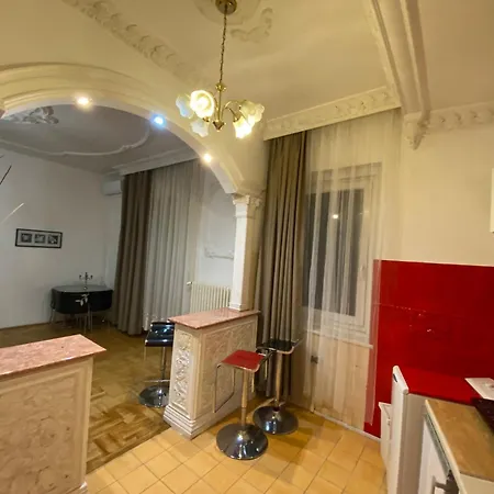 Apartment With Balcony And Ac Next To Danube Budapest
