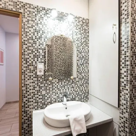 Ultra Large With Ac And Balcony Apartment *