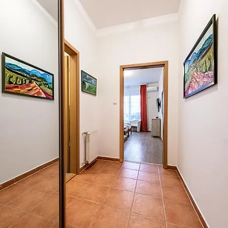 At The Synagogue - Jewish Quarter Apartment *