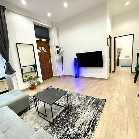 Апартаменты Smart Near The Westend City Center *