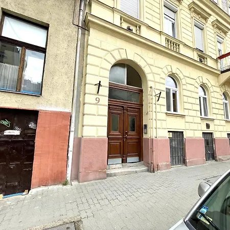 Smart Near The Westend City Center Апартаменты