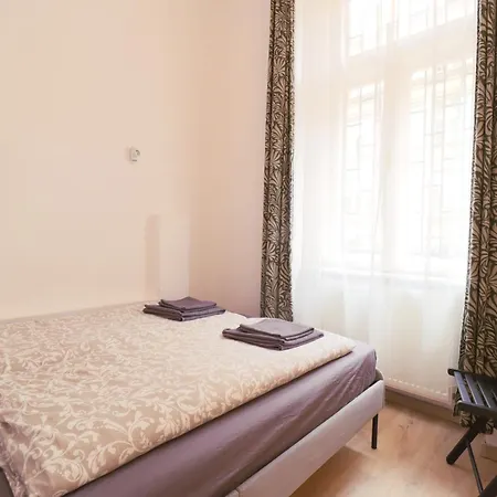 Joseph Boulevard - 3bdr, 2bath, 8ppl Budapest