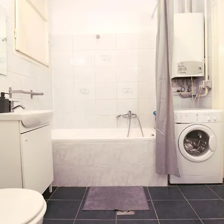 Joseph Boulevard - 3bdr, 2bath, 8ppl Apartment Budapest
