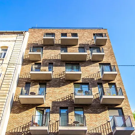 Marone Circles Comfortable For 4 With Parking Apartment