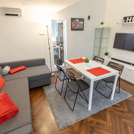 Red Fusion Apartment *