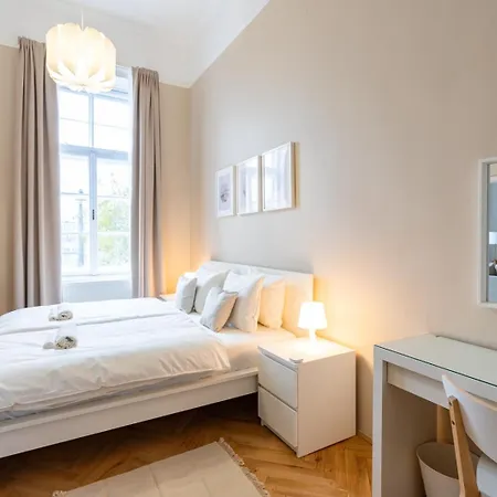 Danube Waterfront View At Chain Bridge Apartamento
