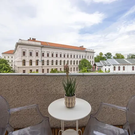 Luxy Spacious & Cozy With Balcony 公寓