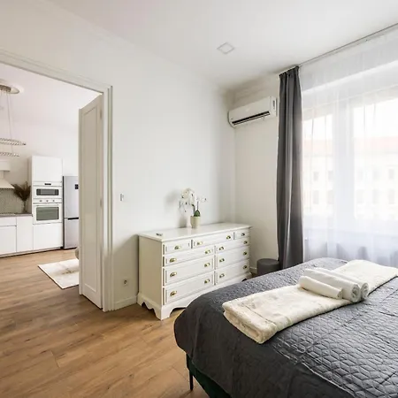 公寓 Luxy Spacious & Cozy With Balcony