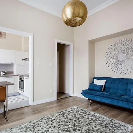 Hilltop Garden Apartment