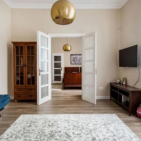 Hilltop Garden Apartment