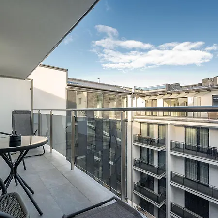 With Garage And Balcony In Center Budapešť