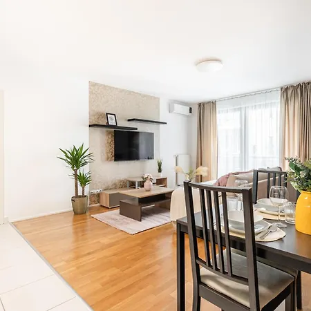 Of Serenity - 2 Bdr, Free Parking And Terrace Apartment Budapest