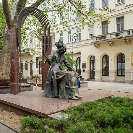 Of Serenity - 2 Bdr, Free Parking And Terrace Apartment Budapest