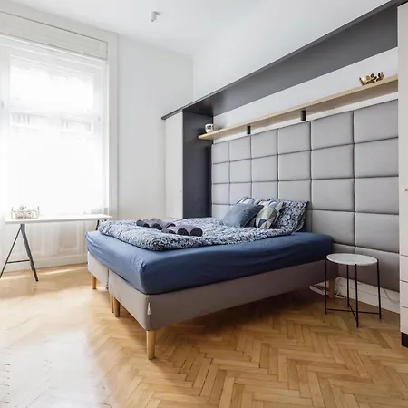 Apartment Chic And Spacious Retreat *