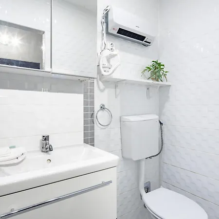 Free Parking - - Quiet Apartment