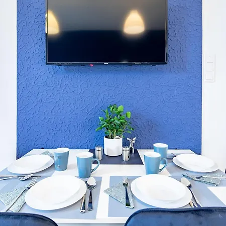 Free Parking - - Quiet Apartment *
