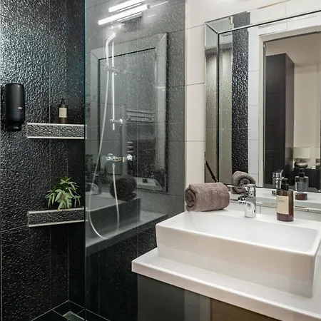 Chic 1br Retreat Near New York Cafe With View Διαμέρισμα Βουδαπέστη