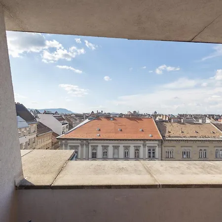 Rooftop City With Deep Garage Hostel *