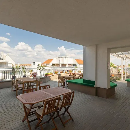 Hostel Rooftop City With Deep Garage Budapest