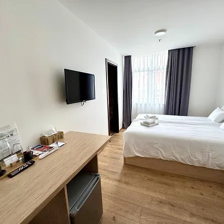Rooftop City With Deep Garage Hostel Budapest