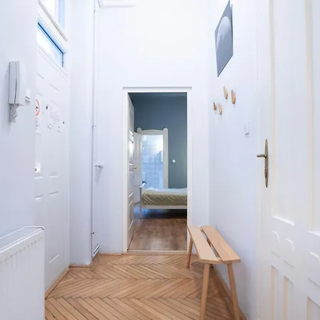 Super Comfort With 3 Next To Opera *