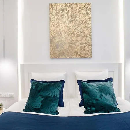 Elegant Design In Vibrant Center Apartment *