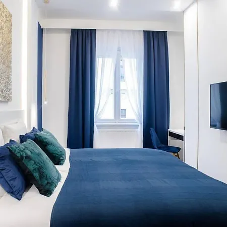 Elegant Design In Vibrant Center Apartment *