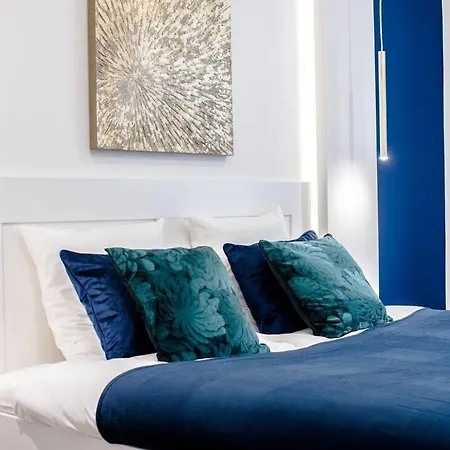 Elegant Design In Vibrant Center Apartment *