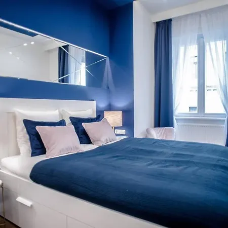 Elegant Design In Vibrant Center Apartment *