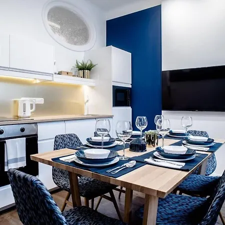 Elegant Design In Vibrant Center Apartment