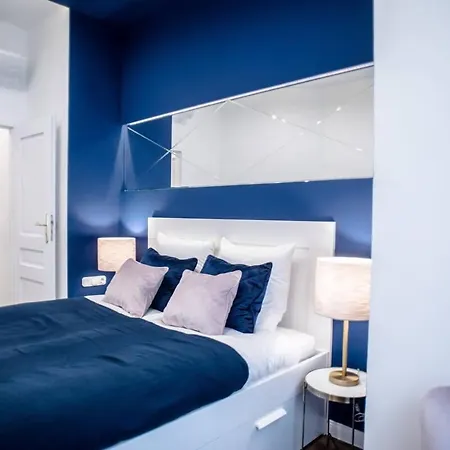 Elegant Design In Vibrant Center Apartment Budapest
