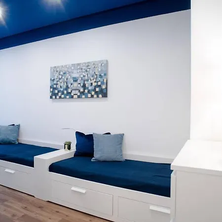 Elegant Design In Vibrant Center Apartment *