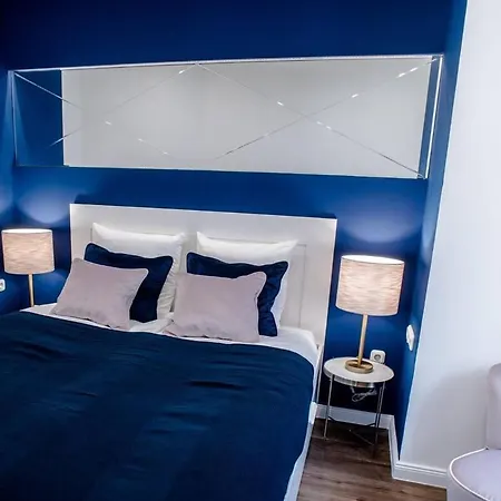 Elegant Design In Vibrant Center Apartment Budapest