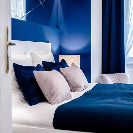Elegant Design In Vibrant Center Apartment *