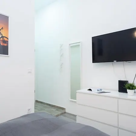 דירה Well Located Charming *
