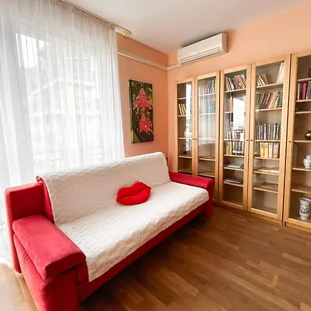Lovely - Free Parking Apartment