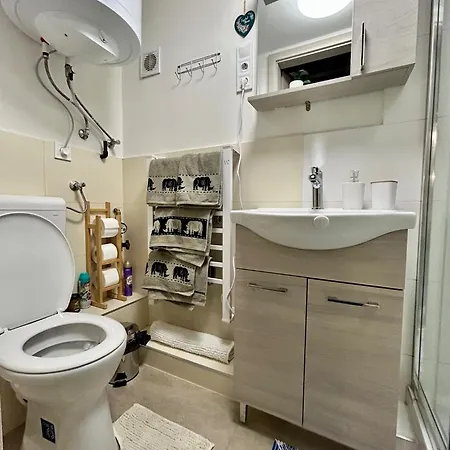 Crystalhome Apartment