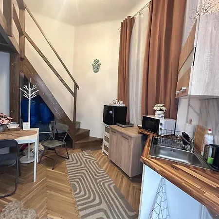 Crystalhome Apartment *