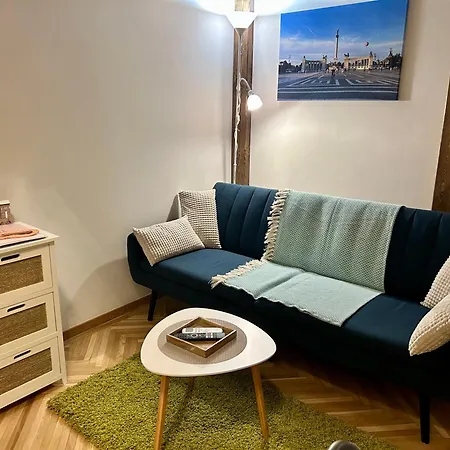 Crystalhome Apartment *
