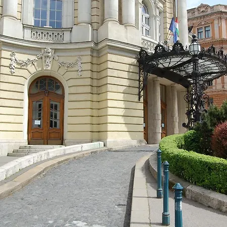 Downtown With Balcony & Optional Garage & Restaurant In The Building Апартаменты