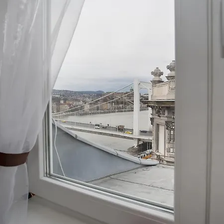 Appartamento Riverside Flat With King Castle View